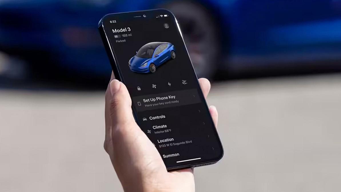 Владелец Tesla перепутал свой электрокар с чужим, но смог на нём уехать