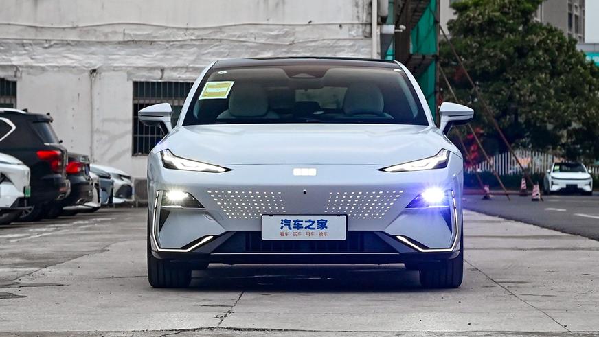 У Geely появился дальнобойный и быстрый электроседан
