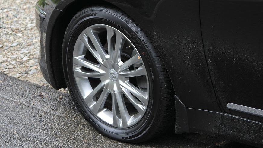 Hyundai Genesis - 2012