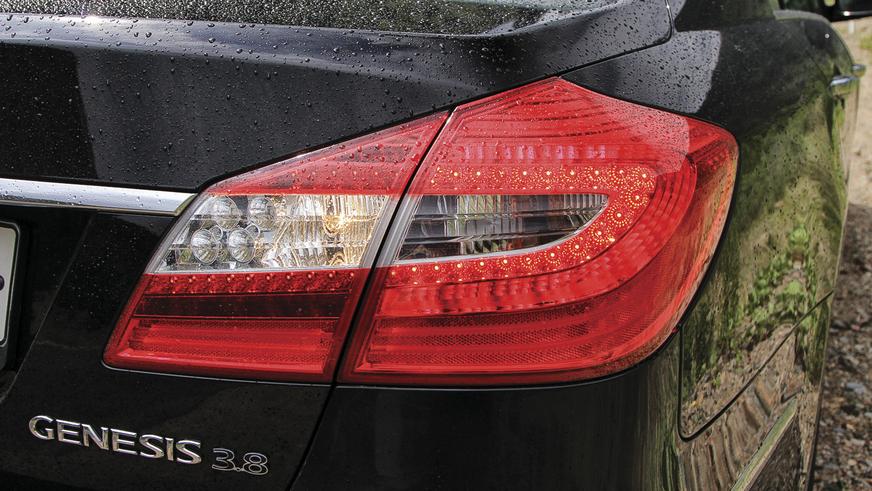 Hyundai Genesis - 2012