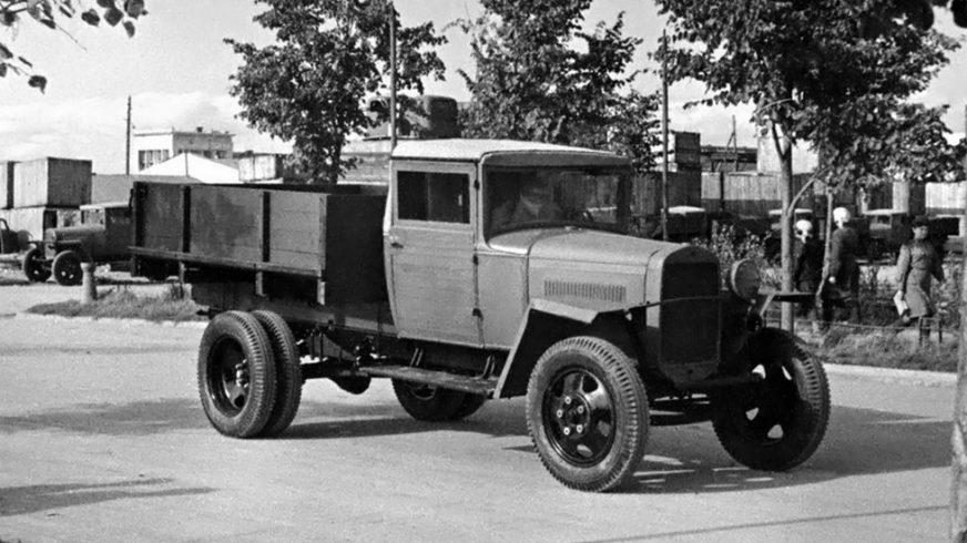 Самый массовый грузовик — полуторка, ГАЗ-ММ военного периода без одной фары с брезентовой крышей