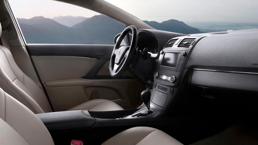 2008: Toyota Avensis-тің үшінші буыны (Т27). Жабдықталу деңгейі тағы да өсті, сапасы жақсарды. Интерьерді жасау жұмысына ресейлік дизайнер Владимир Пирожков қатысқан деседі