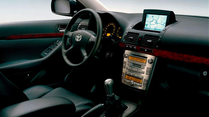 2003: Toyota Avensis-тің екінші буыны(Т25). Салон әрлеуінің материалдары жақсарды, ішінде тізелік қауіпсіздік жастығы бар жабдықтар тізімі кеңейді