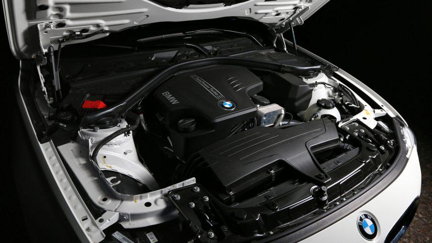 BMW 320xi - 2014 - двигатель