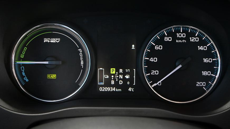 Mitsubishi Outlander PHEV - 2014