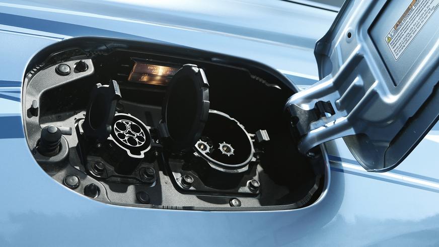 Mitsubishi Outlander PHEV - 2014