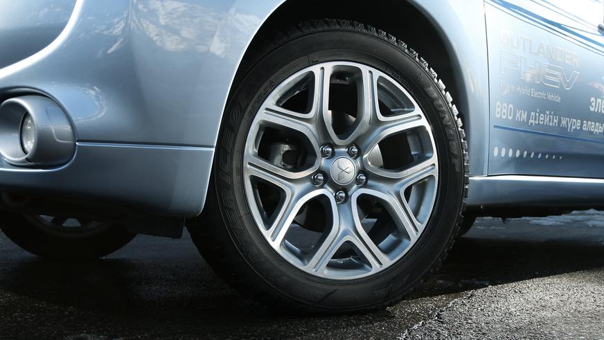 Mitsubishi Outlander PHEV - 2014