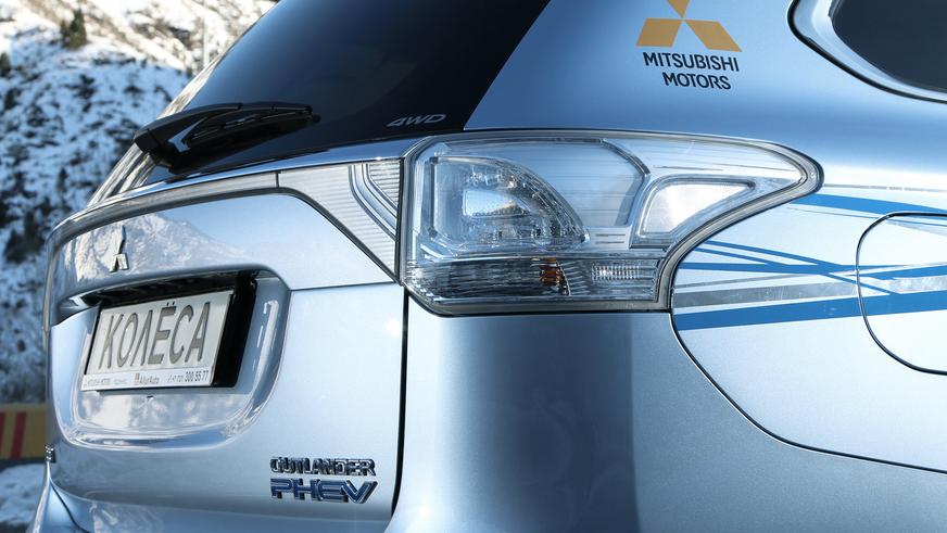 Mitsubishi Outlander PHEV - 2014