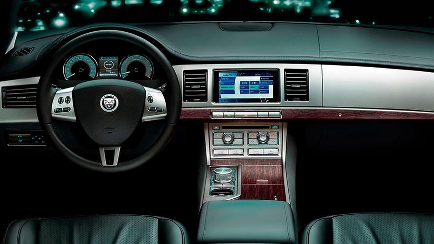 2008 год — Jaguar XF первого поколения