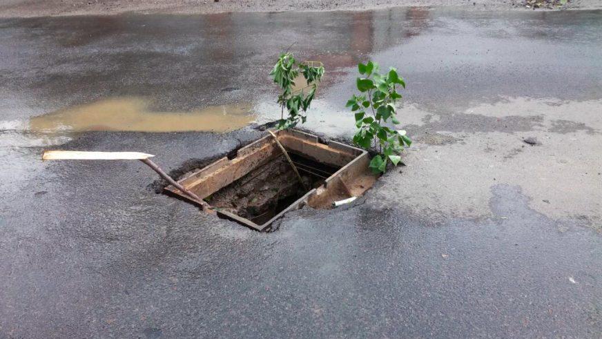 Въехал в открытый люк. Как получить деньги на ремонт?