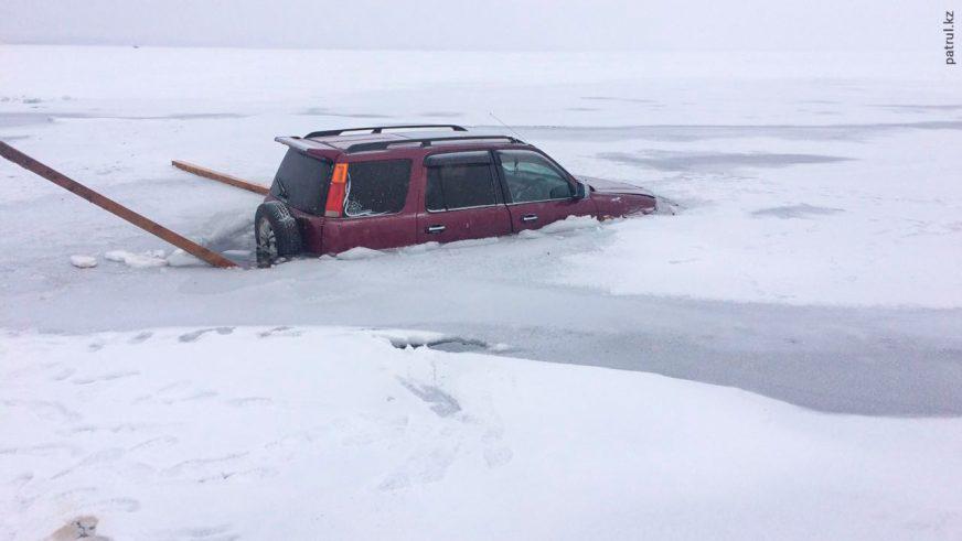 Два автомобиля провалились под лёд в субботу