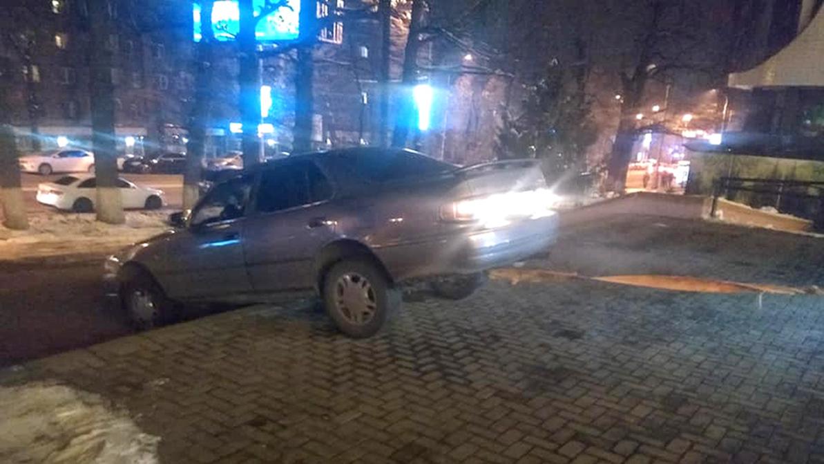 Toyota Camry из Шымкента застряла на лестнице в Алматы
