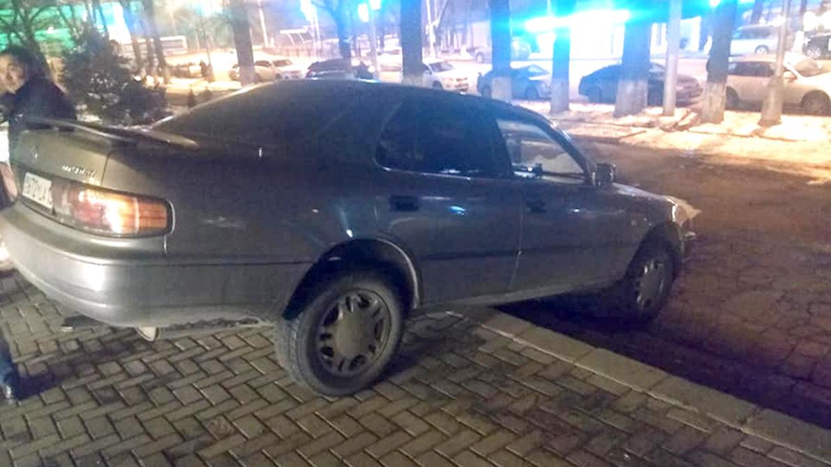 Toyota Camry из Шымкента застряла на лестнице в Алматы