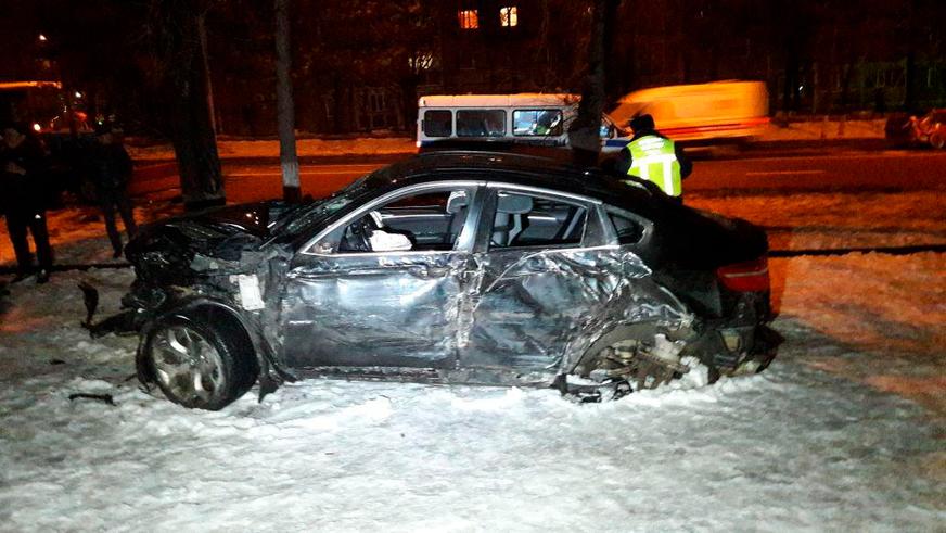 В Алматы столкнулись Toyota и BMW. Водитель X6 скрылся