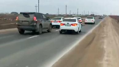 Кортеж из белых Kia Rio массово нарушил ПДД в Актау