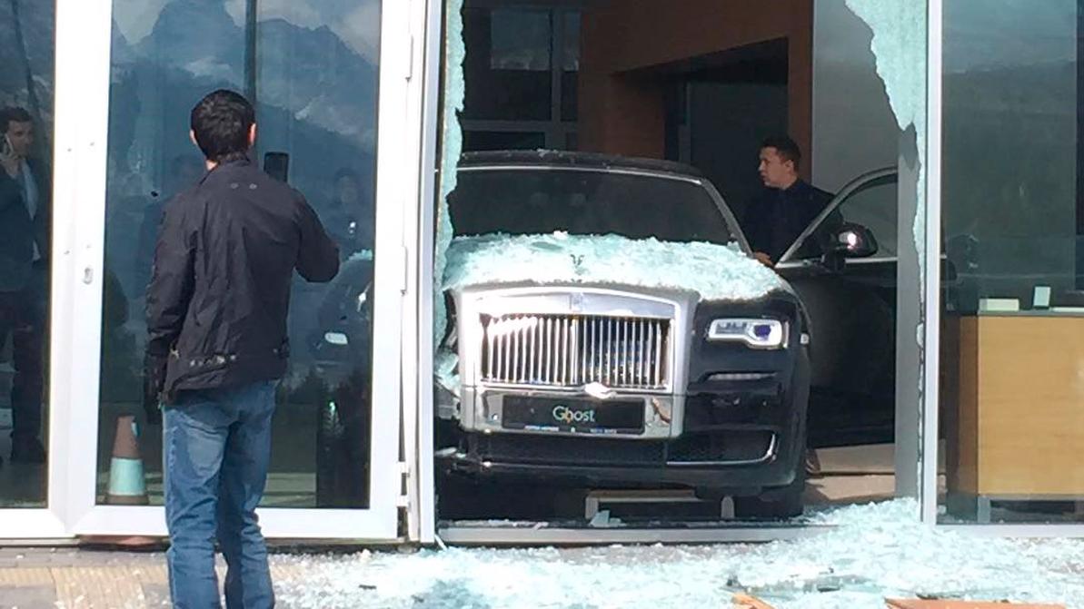 Rolls-Royce Ghost протаранил стекло шоу-рума марки в Алматы