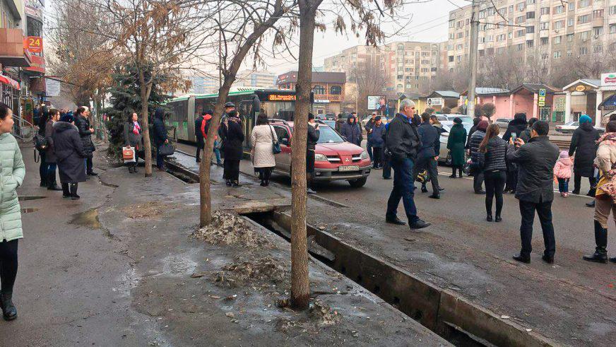 Почему встали автобусы-«гармошки» на Толе би в Алматы