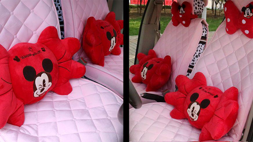 Розовые накидки и красные банты