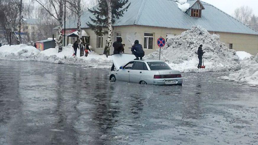 В Восточном Казахстане под водой дороги и населённые пункты