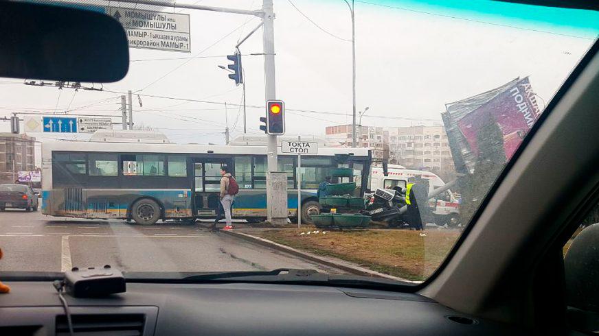 Mercedes-Benz зажало между автобусом и столбом в Алматы