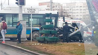 Mercedes-Benz зажало между автобусом и столбом в Алматы