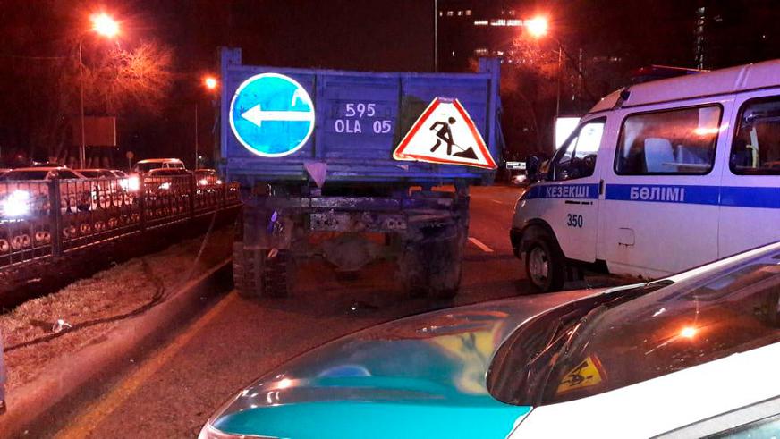 Грузовик на Аль-Фараби опять стал причиной смертельного ДТП