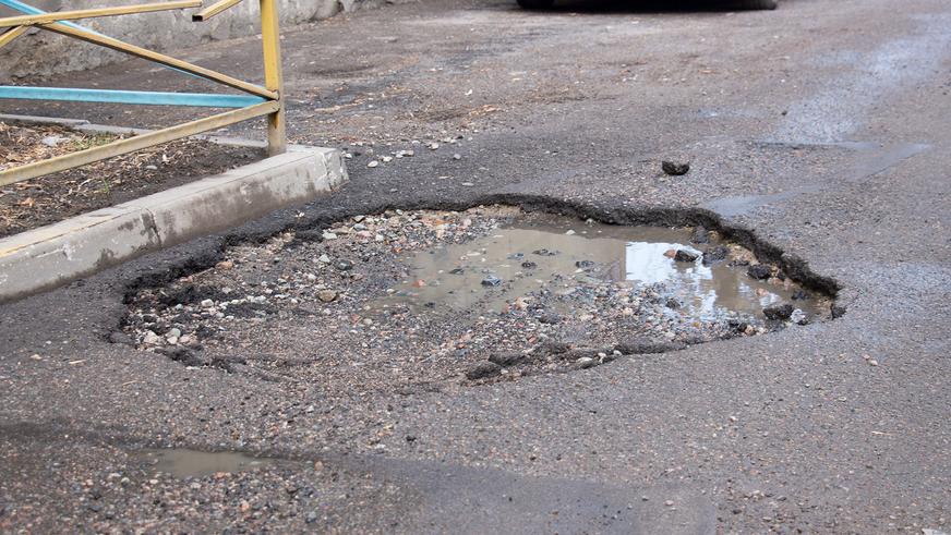 В Алматы принялись латать ямы на дорогах. Поможем их все найти