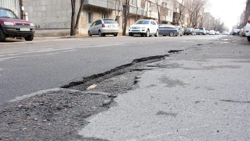 В Алматы принялись латать ямы на дорогах. Поможем их все найти