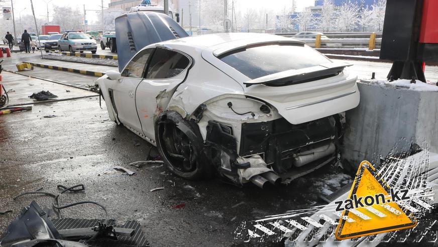 Porsche Panamera боком влетела на заправку в Алматы