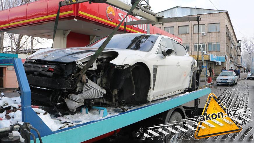 Porsche Panamera боком влетела на заправку в Алматы