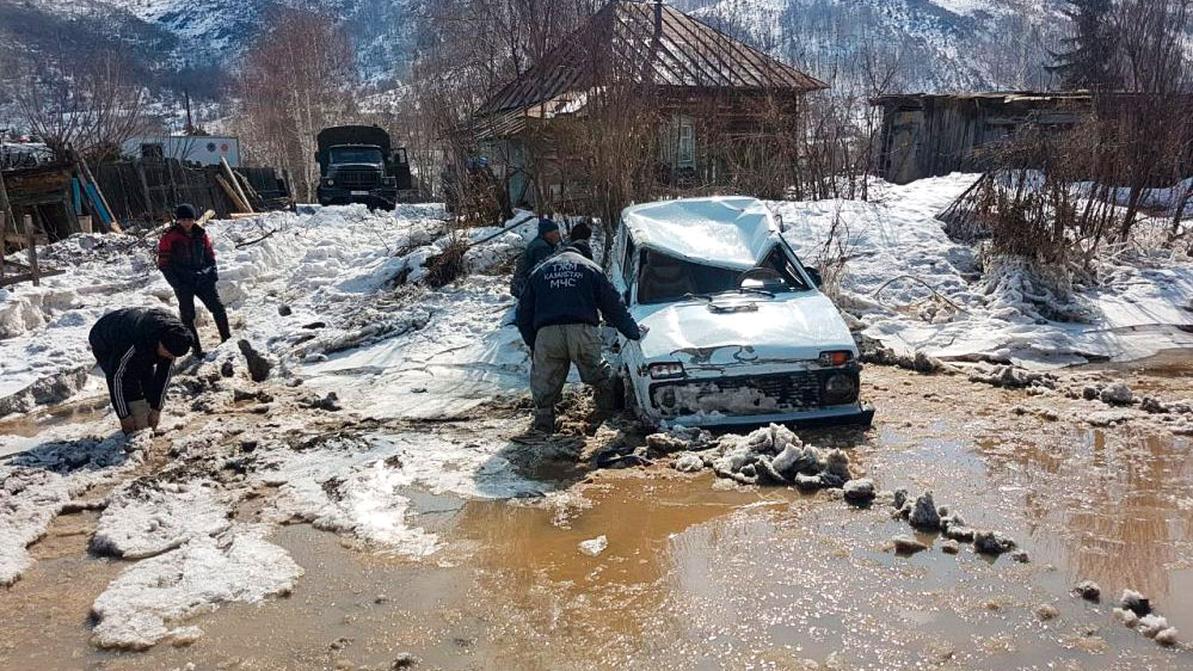 Замакима района ВКО смыло в реку в служебном автомобиле
