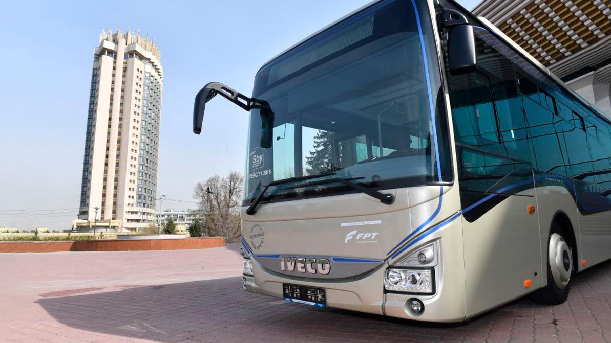 Новый газовый автобус Iveco тестируют на дорогах Алматы