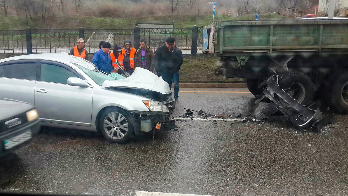 Грузовик коммунальщиков снова стал причиной ДТП