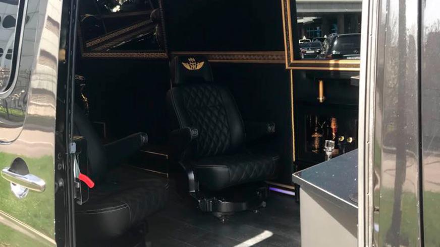 Барбершоп на колёсах появился в Алматы