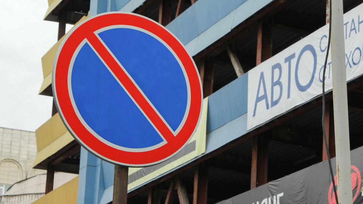 На площади у «Атакента» в Алматы убирают парковку