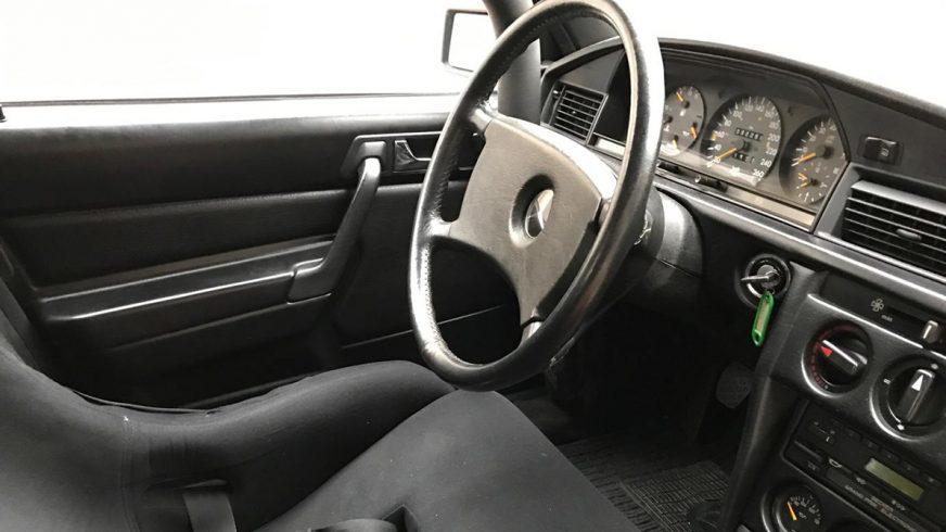 Гоночный Mercedes-Benz 190E Ники Лауды выставили на продажу