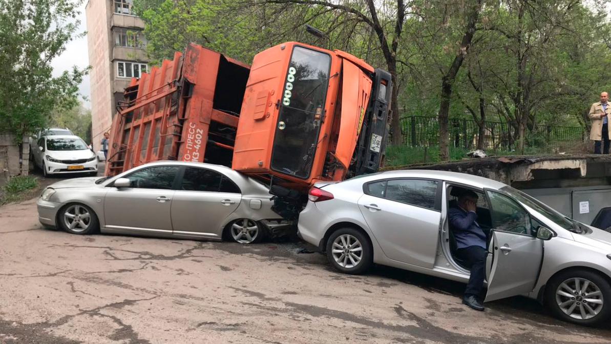 Мусоровоз опрокинулся в Алматы. Повреждено несколько машин