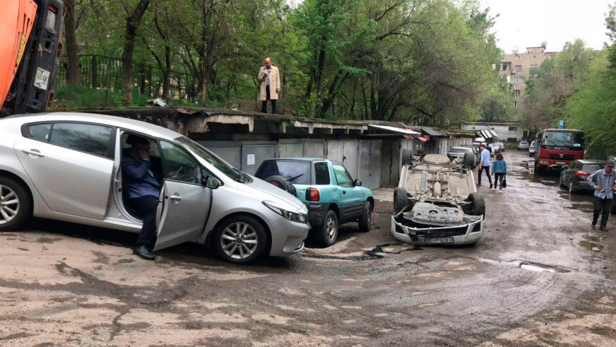 Мусоровоз опрокинулся в Алматы. Повреждено несколько машин