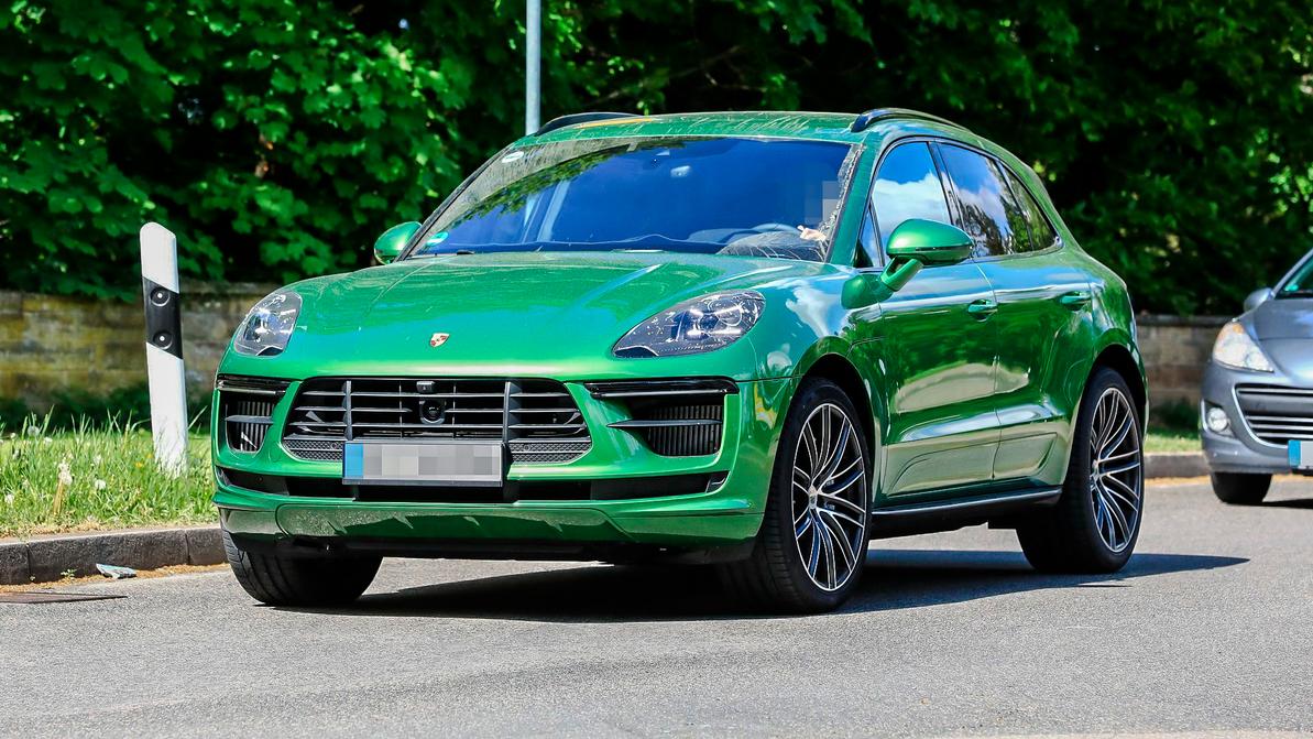 В Сети появились первые фото рестайлинга Porsche Macan