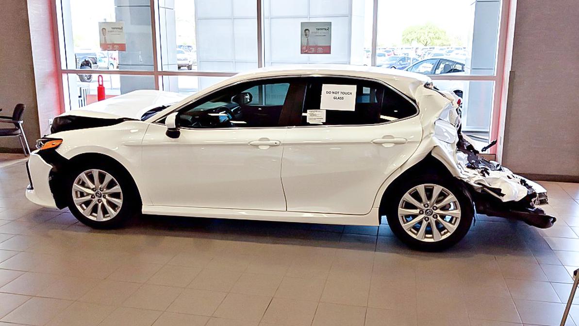 Разбитую Toyota Camry XV70 выставили в автосалоне