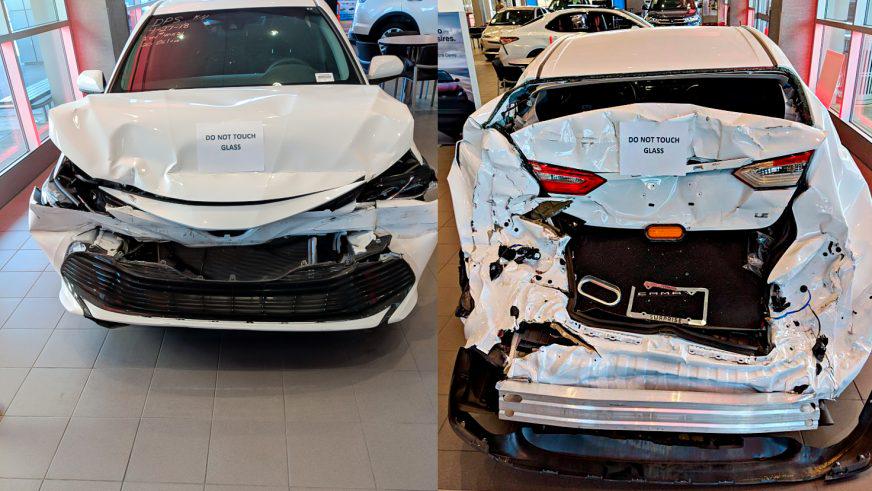 Разбитую Toyota Camry XV70 выставили в автосалоне