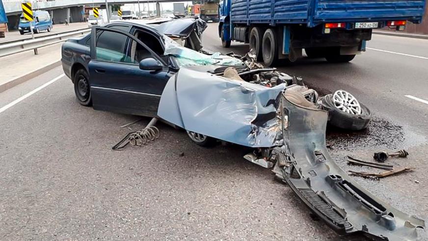 В Алматы Volvo S80 протаранил грузовичок, стоявший у обочины