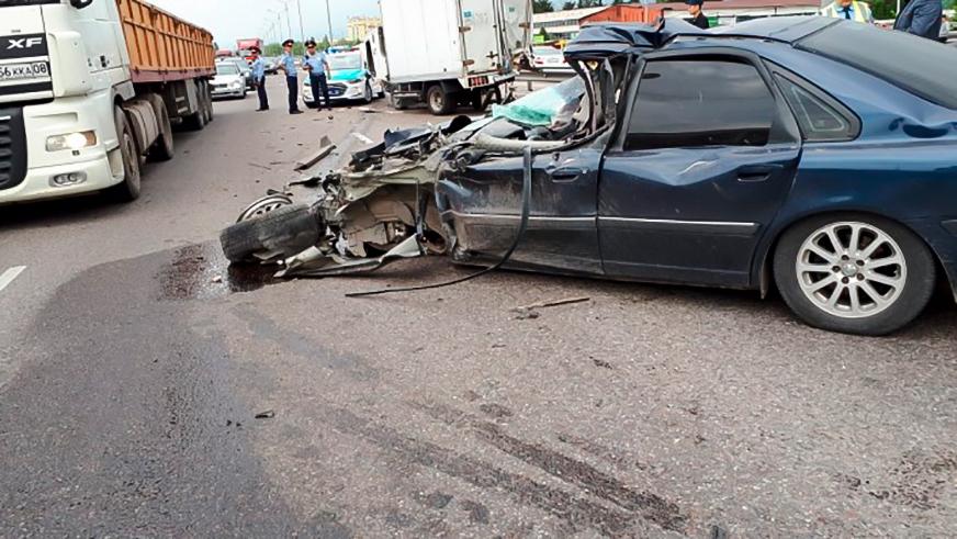 В Алматы Volvo S80 протаранил грузовичок, стоявший у обочины