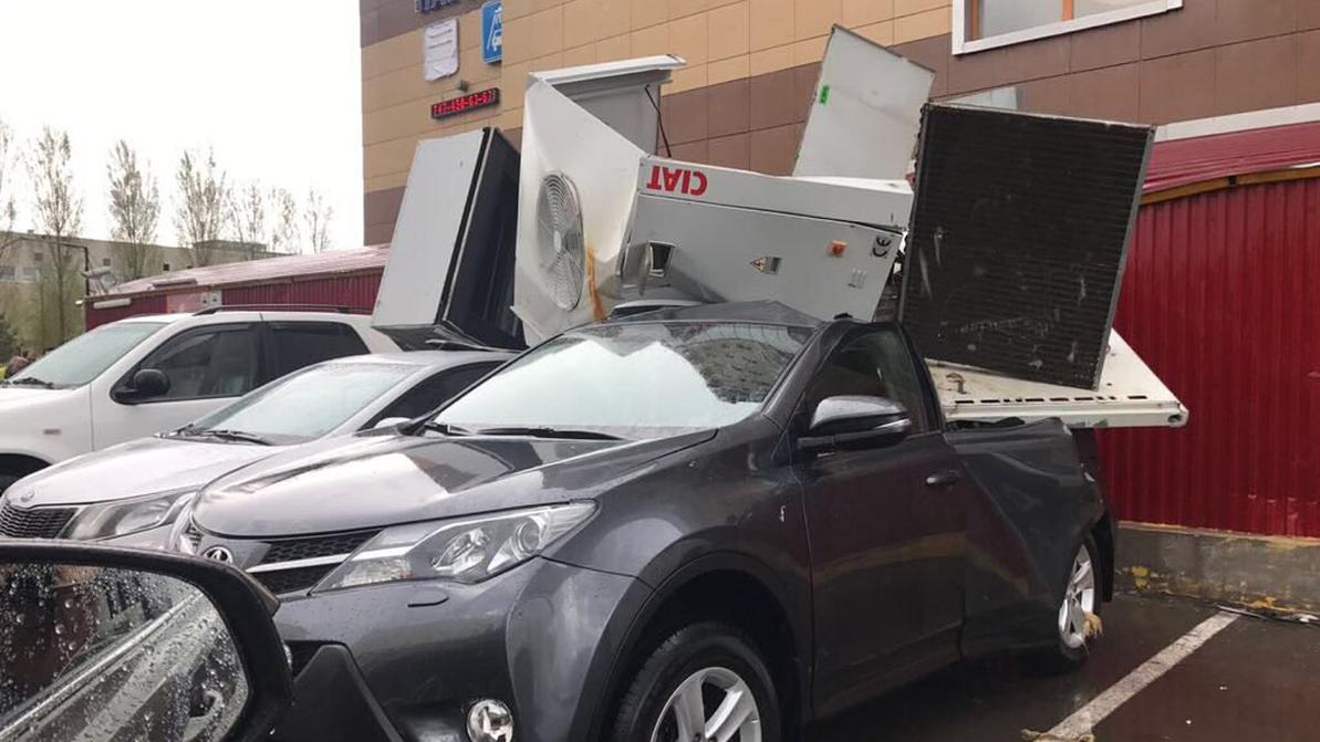 Шквал в Астане повредил автомобили и здания, повалил строительный кран