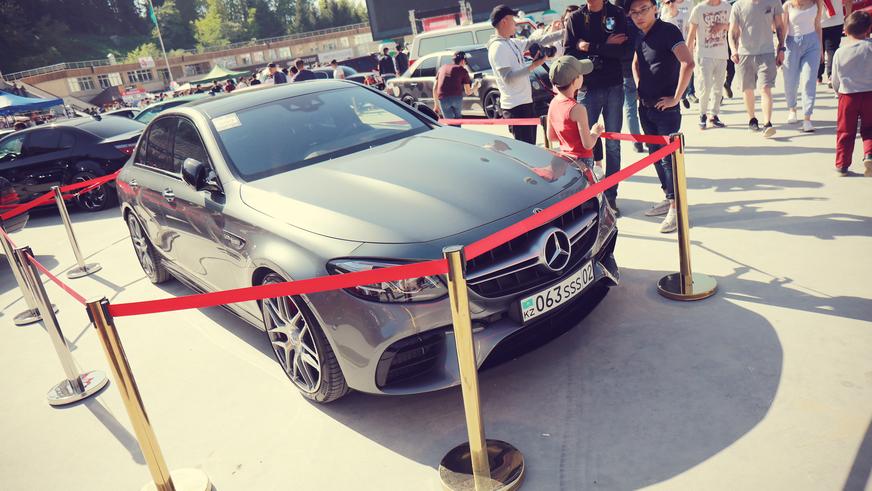 Автошоу прямо на «Медеу»