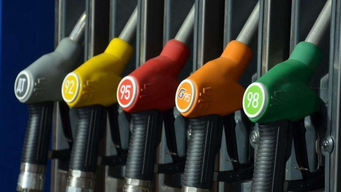 Бензин продолжает дешеветь, а дизель, наоборот, дорожает.