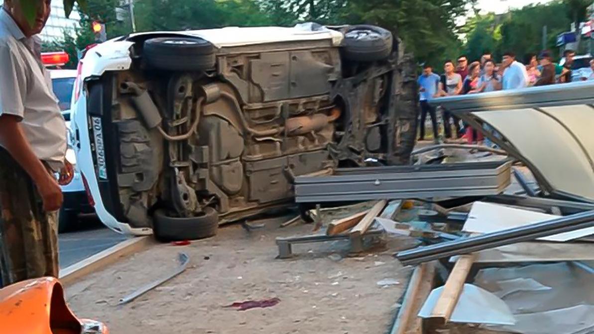 Toyota влетела в остановку в Атырау. Шестеро пострадали