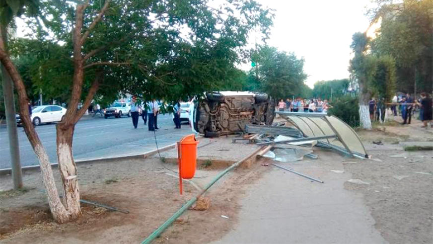 Toyota влетела в остановку в Атырау. Шестеро пострадали
