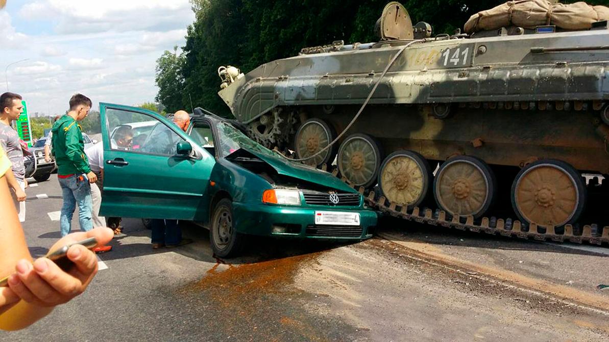 В Беларуси БМП раздавила Volkswagen Golf