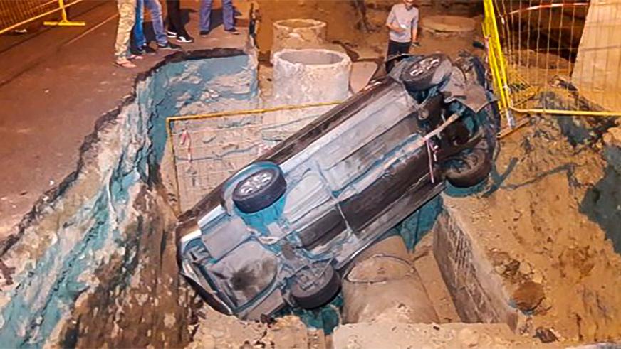 Toyota Camry провалилась в яму на Толе би в Алматы